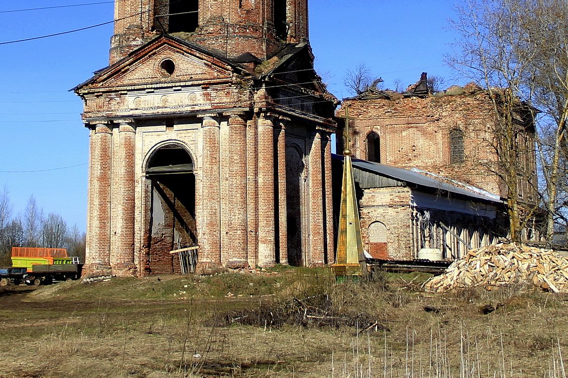 Церковь Илии Пророка, Колково (Орловский район, Кировская область). архитектурные детали, Приготовлен шпиль с крестом для установки на колокольню. 
