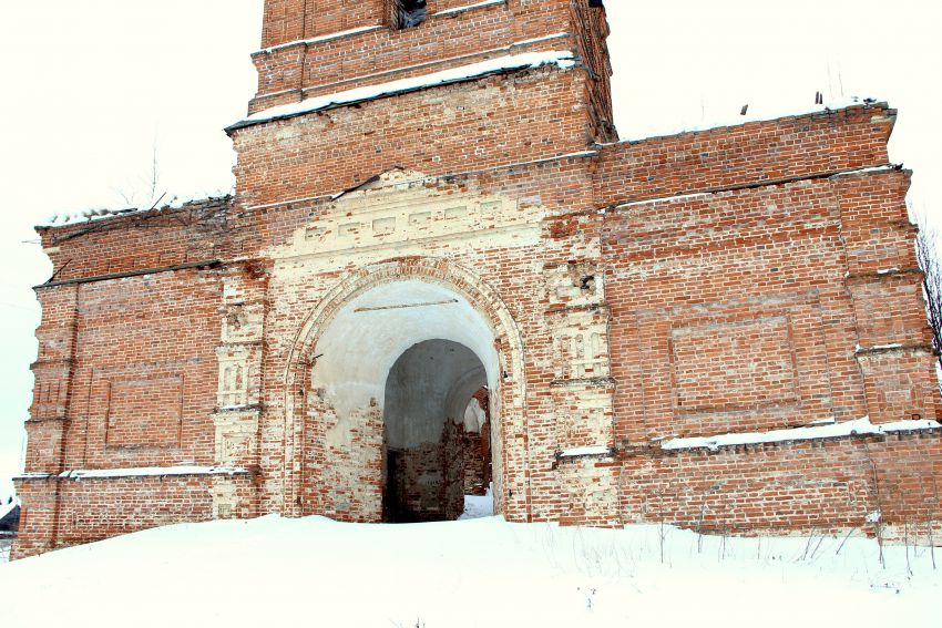 Церковь Сретения Господня, Березник (Кумёнский район, Кировская область). архитектурные детали, Вход в колокольню