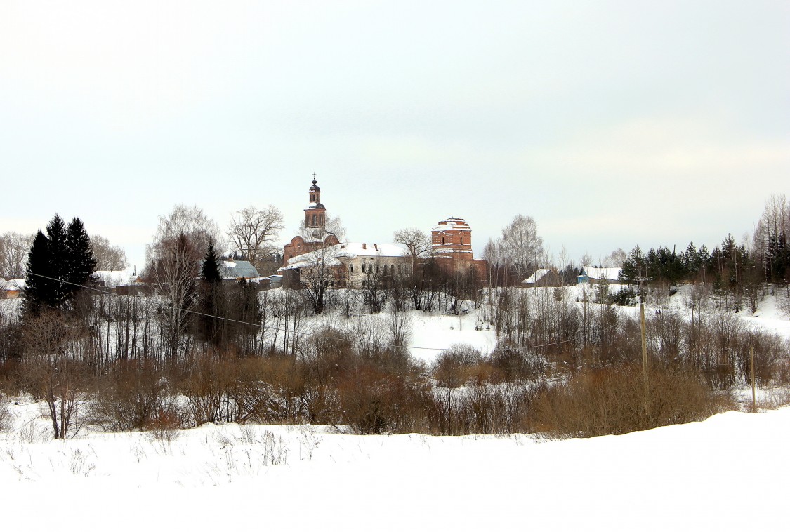 Церковь Сретения Господня, Березник (Кумёнский район, Кировская область). общий вид в ландшафте, На въезде в село.