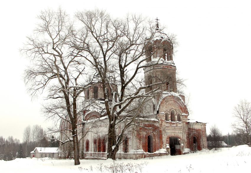 Лутошкино. Церковь Вознесения Господня. общий вид в ландшафте