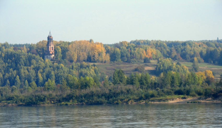 Ишеть, урочище. Церковь Рождества Пресвятой Богородицы. общий вид в ландшафте, Вид на бывшее село Ишеть с р,Вятки