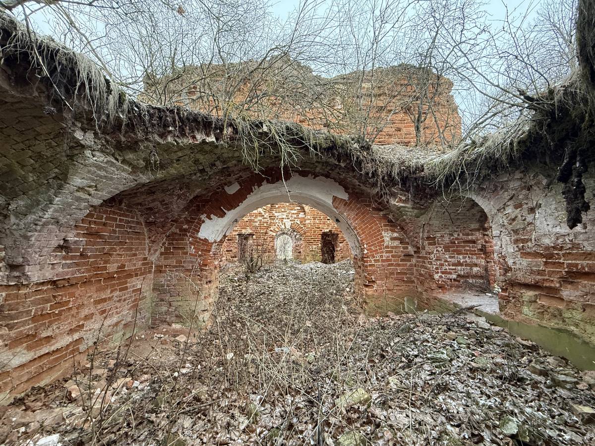 Вид с запада на трапезную и основной объем, интерьер и убранство. Церковь Михаила Архангела, Жежельна (Ясногорский район, Тульская область)