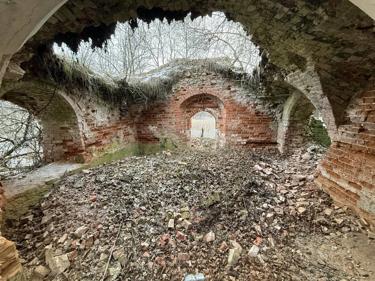 Вид с востока на трапезную и колокольню, интерьер и убранство. Церковь Михаила Архангела, Жежельна (Ясногорский район, Тульская область)