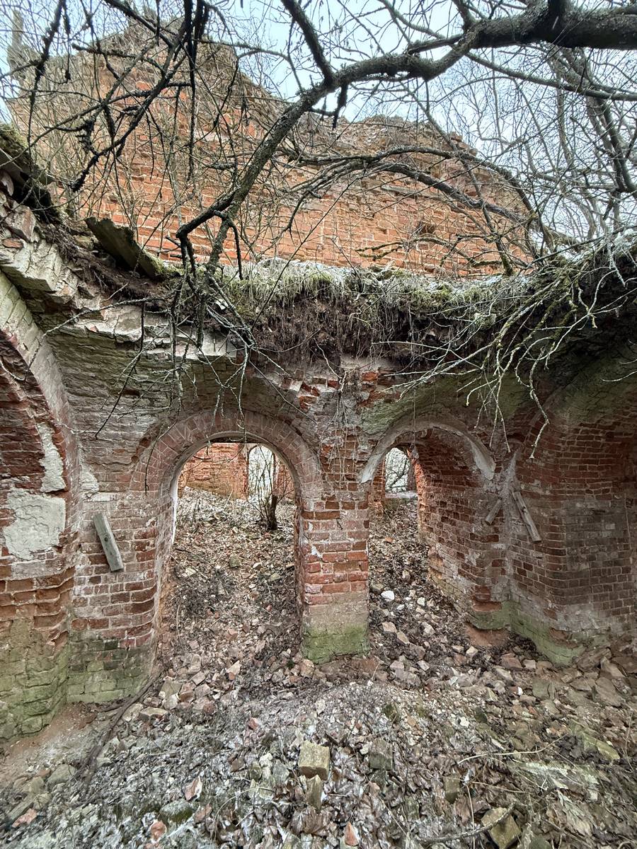 Вид на основной объем из северного придела, интерьер и убранство. Церковь Михаила Архангела, Жежельна (Ясногорский район, Тульская область)