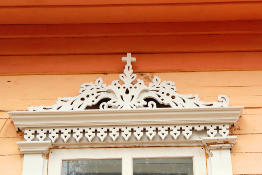 Церковь Николая Чудотворца, Листвянка (Иркутский район, Иркутская область). архитектурные детали, Фрагмент деревянного наличника окна апсиды