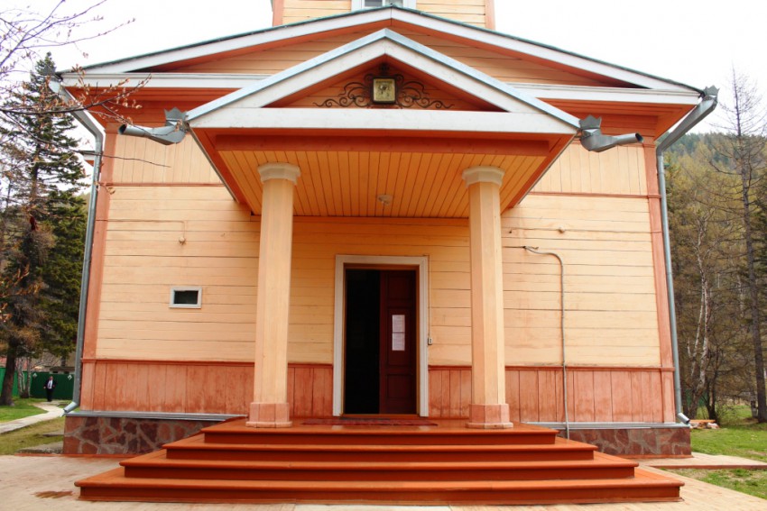 Листвянка. Церковь Николая Чудотворца. фасады, Крыльцо