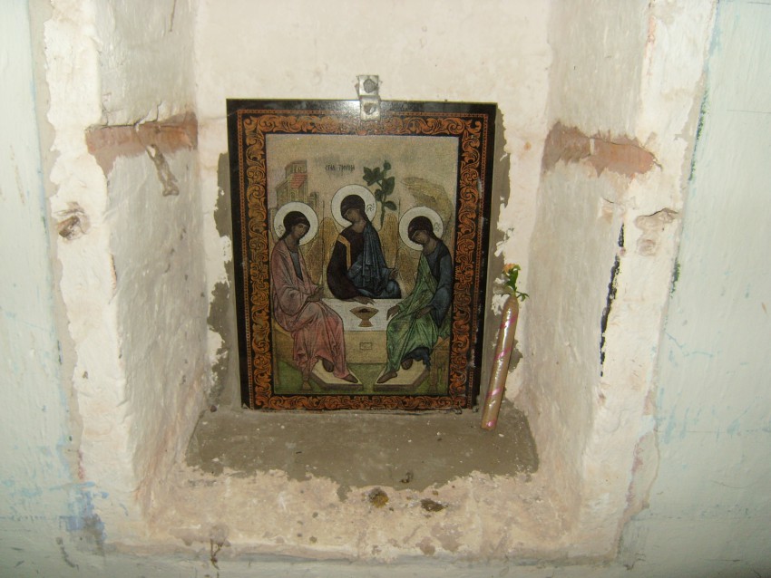 Церковь Успения Пресвятой Богородицы, Добрыни (Максатихинский район, Тверская область). интерьер и убранство, В алтаре, в нише стены, видимо не так давно, установлена икона, и рядом лежат свечи. Кланяюсь в пояс, тем кто это сделал.