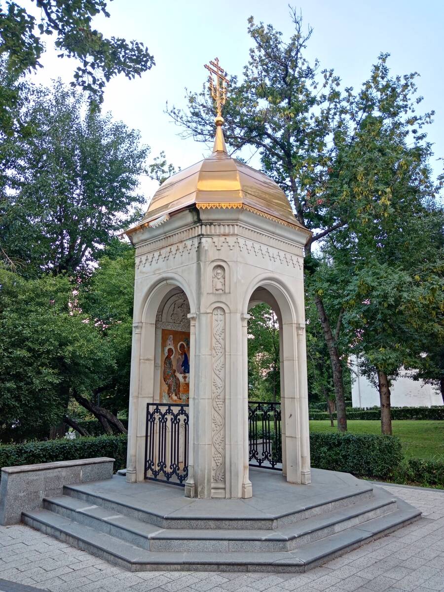 Спасо-Андроников монастырь. Часовня Троицы Живоначальной, Таганский (Центральный административный округ (ЦАО), г. Москва). общий вид в ландшафте