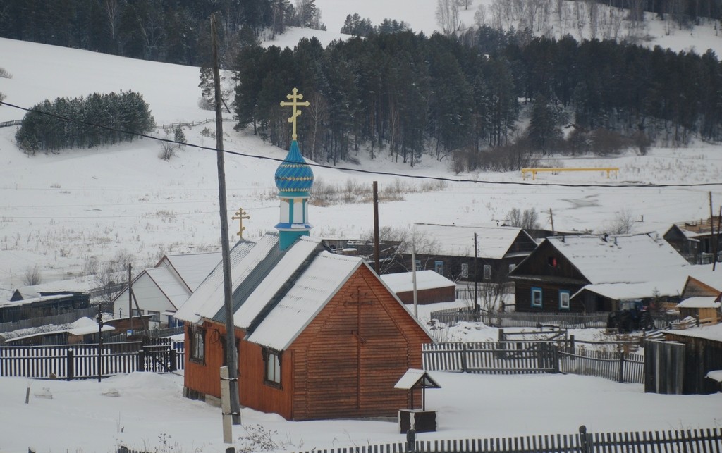 Церковь Александра Невского (новая), Александровка (Майминский район, Республика Алтай). фасады, Вид с трассы.