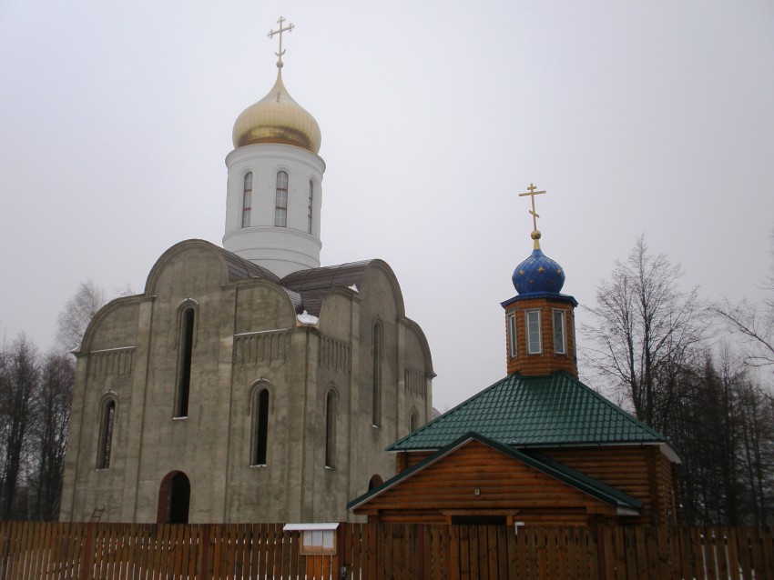 Церковь Иверской иконы Божией Матери, Краснозаводск (Сергиево-Посадский городской округ, Московская область). общий вид в ландшафте, Вид с запада. Слева - Всехсвятский храм, справа - Иверский.