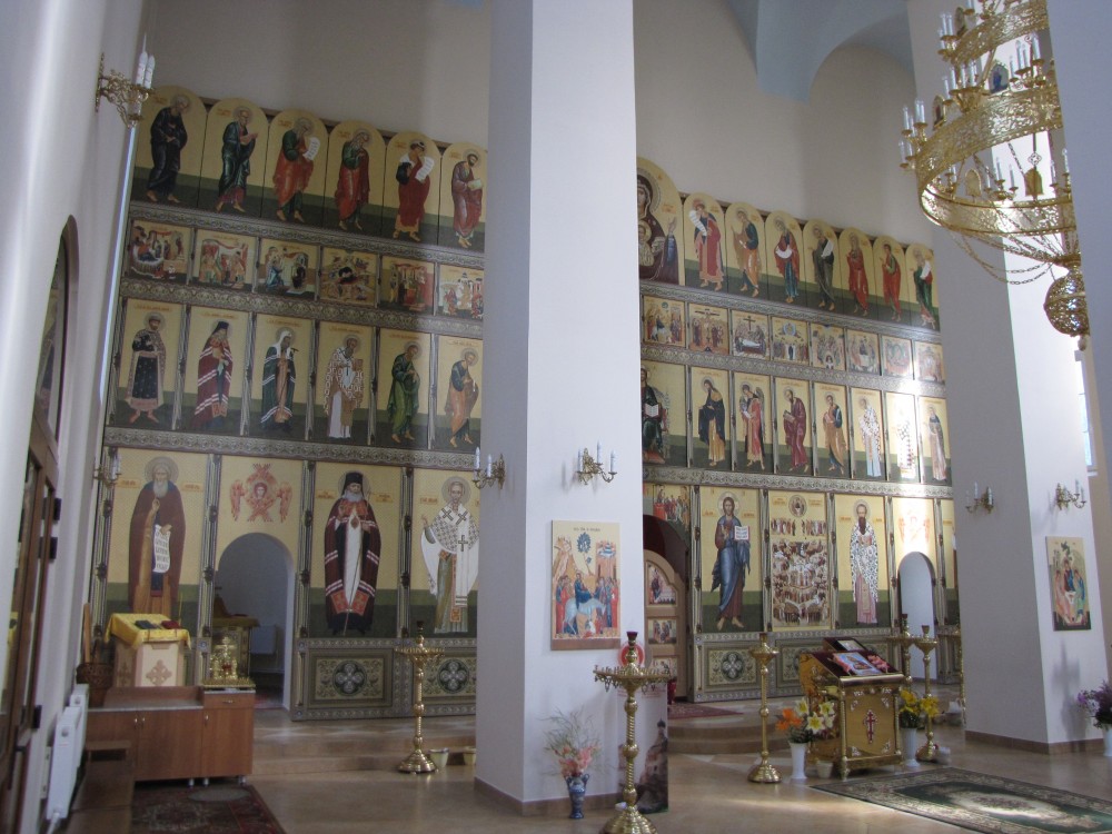 Церковь Всех Святых в земле Российской просиявших, Краснозаводск (Сергиево-Посадский городской округ, Московская область). интерьер и убранство, Иконостас храма