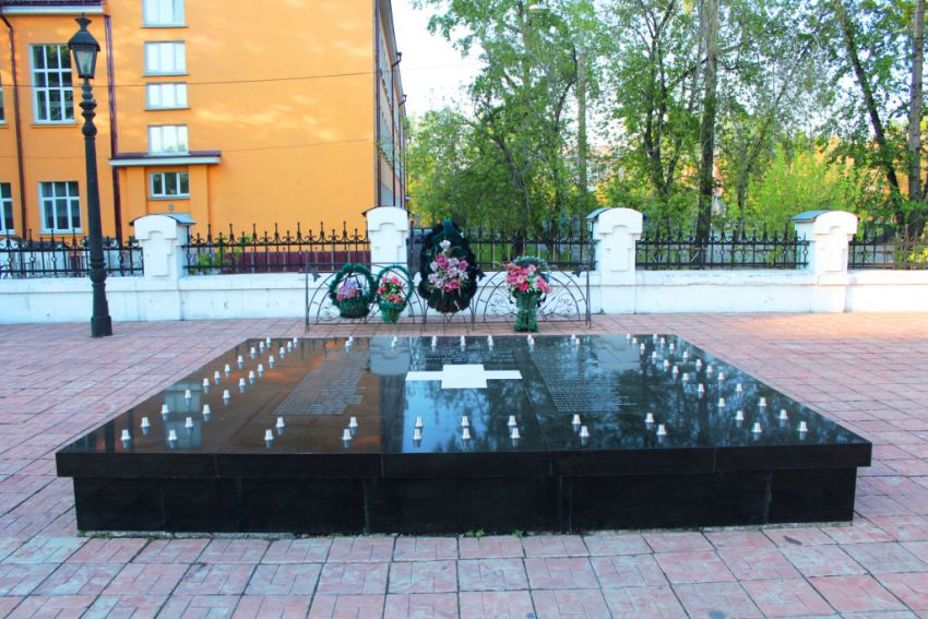 Иркутск. Церковь Рождества Христова. дополнительная информация, Памятник жертвам авиакатастрофы 1997 года