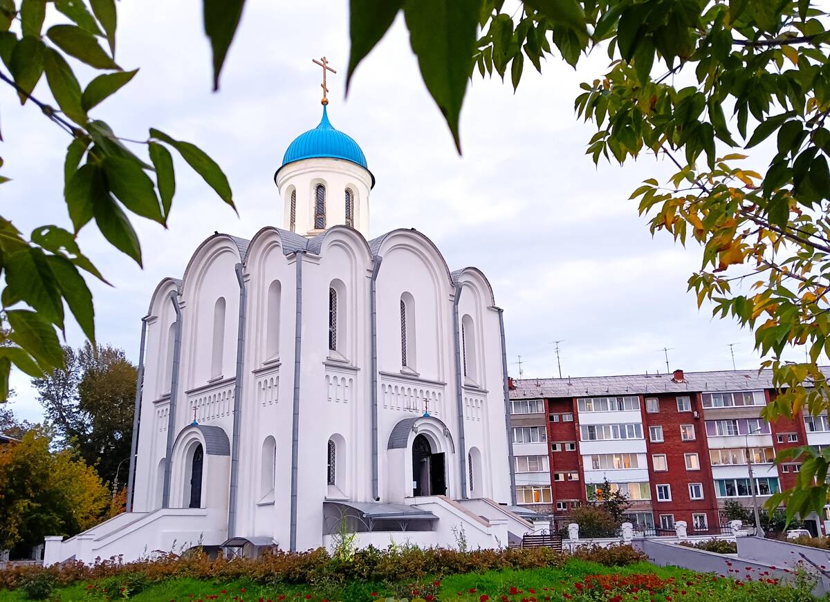 Церковь Рождества Христова, Иркутск (Иркутск, город, Иркутская область). общий вид в ландшафте, В вечерних сумерках, с подсветкой купола.