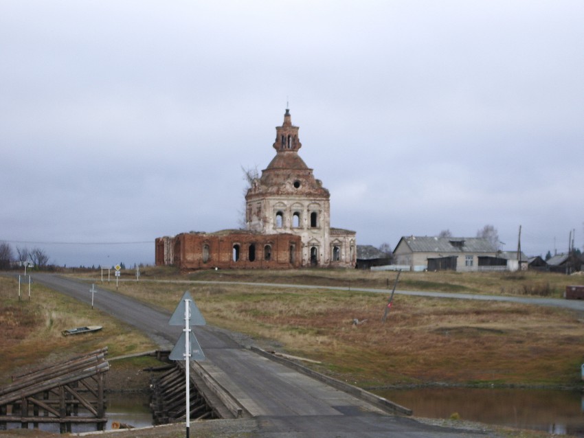 Церковь Воздвижения Креста Господня, Куминовское (Слободо-Туринский район (Слободо-Туринский МР), Свердловская область). общий вид в ландшафте, Вид на церковь с противоположного берега реки Тура.