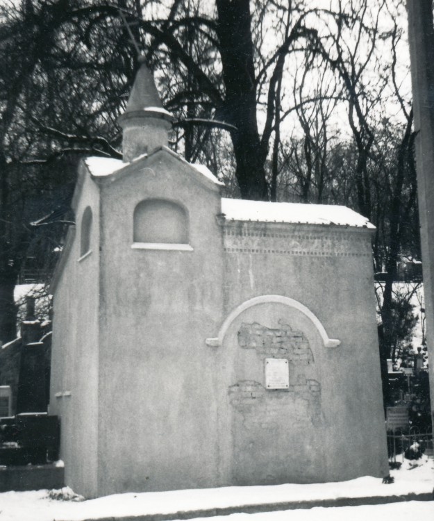 Церковь Вознесения Господня, Байкова гора (Голосеевский район, Украина, г. Киев). фасады, Усыпальница на кладбище