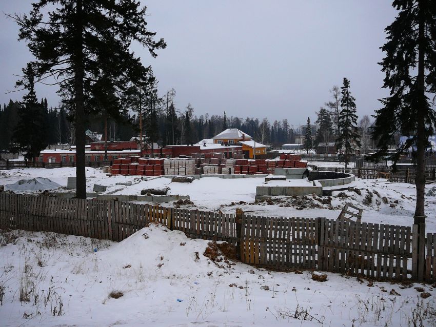 Церковь Николая Чудотворца при Городской больнице №3 Первоуральска, Первоуральск (Первоуральск (ГО Первоуральск), Свердловская область). общий вид в ландшафте, Строящийся храм