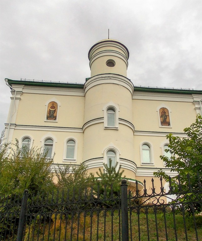 Церковь Иннокентия, митрополита Московского при Хабаровской духовной семинарии, Хабаровск (Хабаровск, город, Хабаровский край). дополнительная информация, Юго-восточная стена семинарии с башней