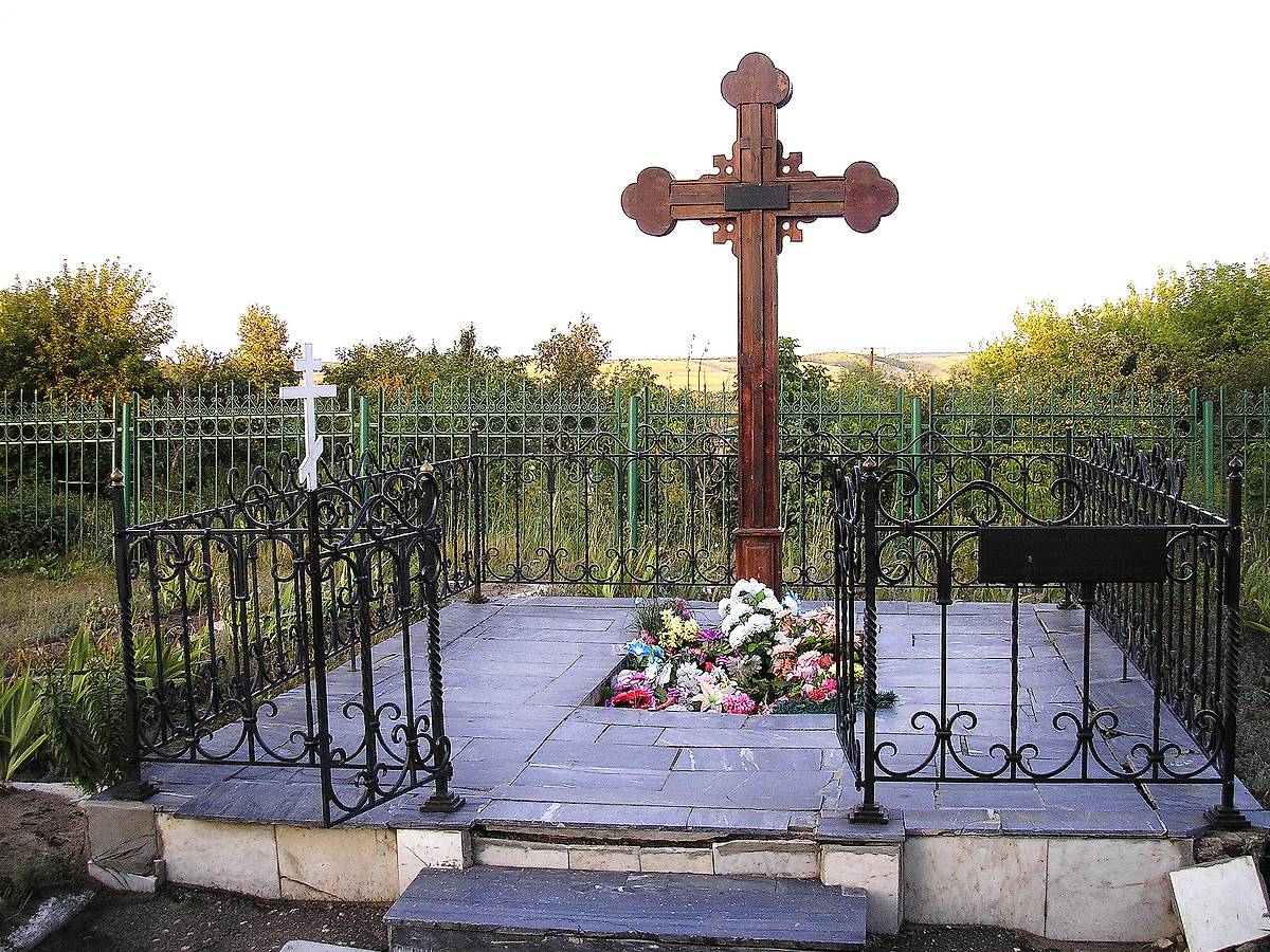 Поклонный крест возле храма на месте захоронения Иоанна Оленевского. Отсюда его мощи перенесены в данный храм, где в настоящее время пребывают., дополнительная информация. Церковь Сергия Радонежского, Соловцовка (Пензенский район и ЗАТО Заречный, Пензенская область)