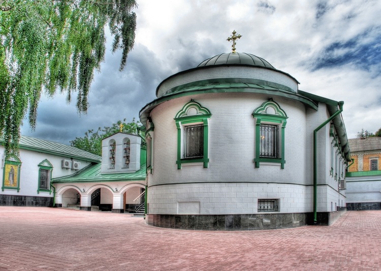 Киев. Троицкий мужской монастырь (Китаевская пустынь). Церковь Двенадцати апостолов. общий вид в ландшафте, Церковь Двенадцати Апостолов, колокольня, трапезная.