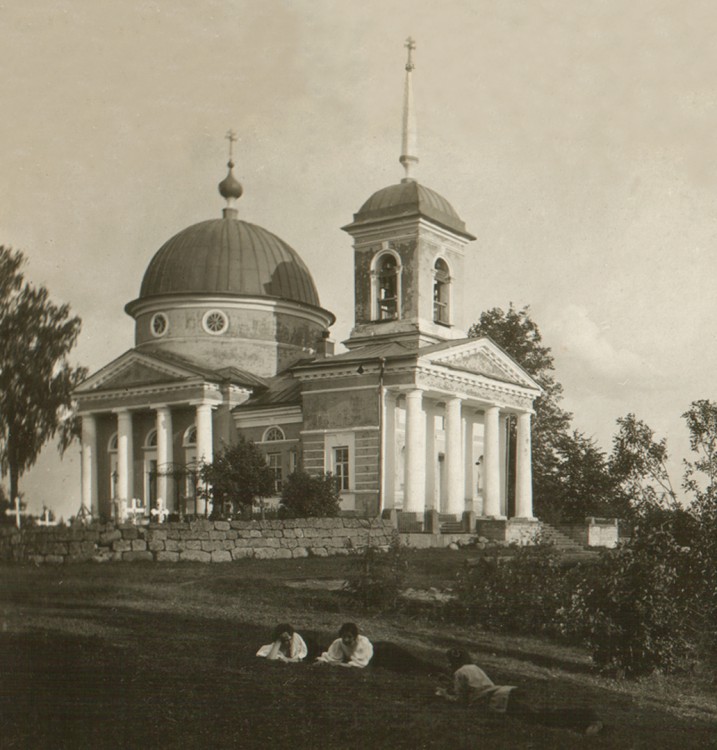 Церковь Успения Пресвятой Богородицы, Петровское (Демянский район, Новгородская область). архивная фотография, Общий вид Успенской церкви,
около 1906 года
(частный архив)