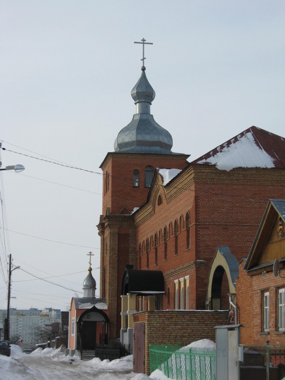 Пенза. Домовая церковь Иннокентия, епископа Иркутского в бывшем здании духовной семинарии. общий вид в ландшафте