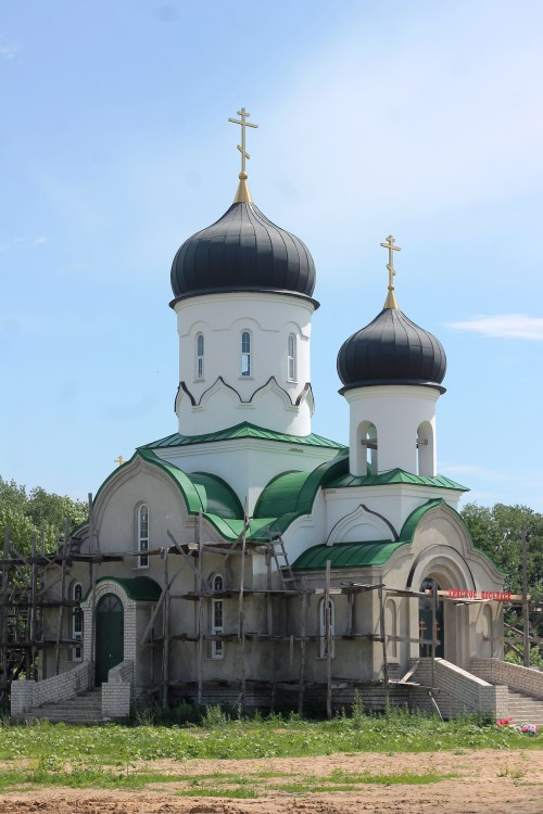 Дзержинский. Церковь Митрофана Воронежского. общий вид в ландшафте