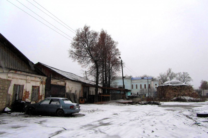 Петропавловский монастырь, Мценск (Мценский район и г. Мценск, Орловская область). общий вид в ландшафте, комплекс сохранившихся построек, слева направо: келейные корпуса, надвратная Знаменская церковь (перестроена, действует), руина Покровского собора 