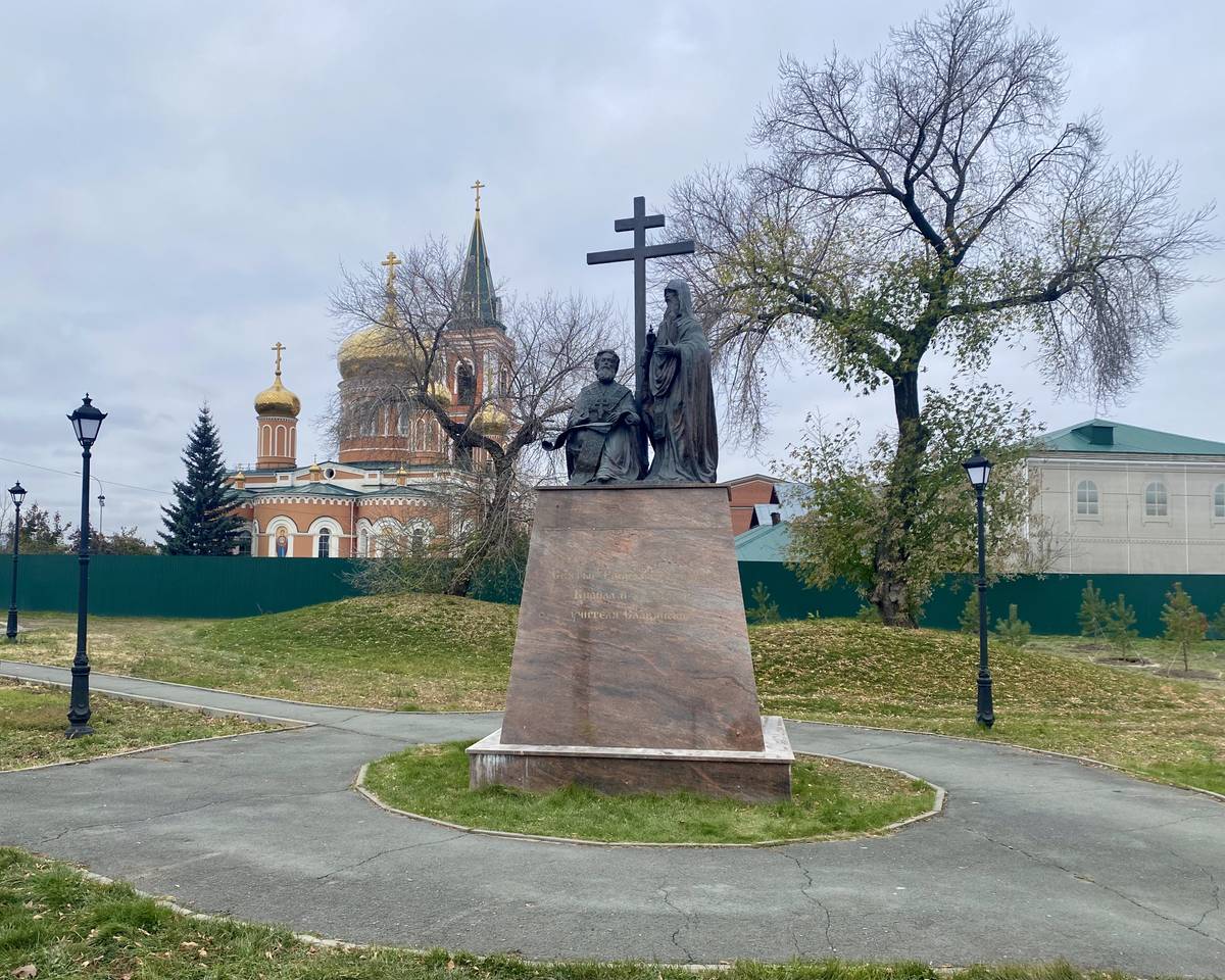 Памятник Кириллу и Мефодию возле монастыря , дополнительная информация. Знаменский монастырь, Барнаул (Барнаул, город, Алтайский край)