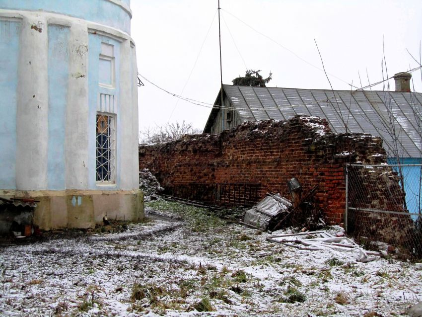 Петропавловский монастырь, Мценск (Мценский район и г. Мценск, Орловская область). архитектурные детали, апсида Знаменской церкви и фрагмент ограды Петровского монастыря