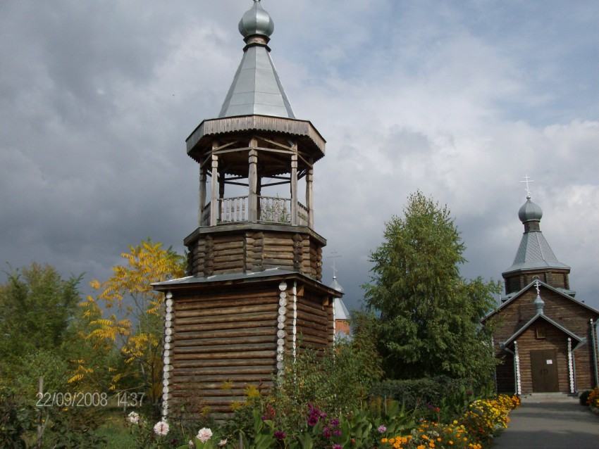 Бийск. Церковь Троицы Живоначальной в Малоугреневе. общий вид в ландшафте, Колокольня и церковь