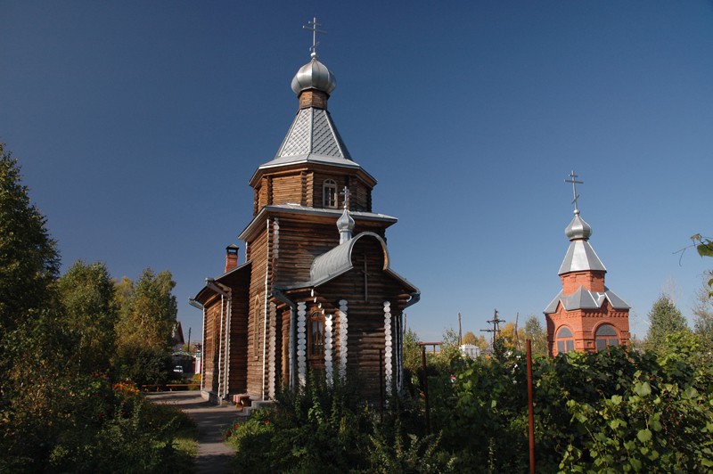Бийск. Церковь Троицы Живоначальной в Малоугреневе. общий вид в ландшафте