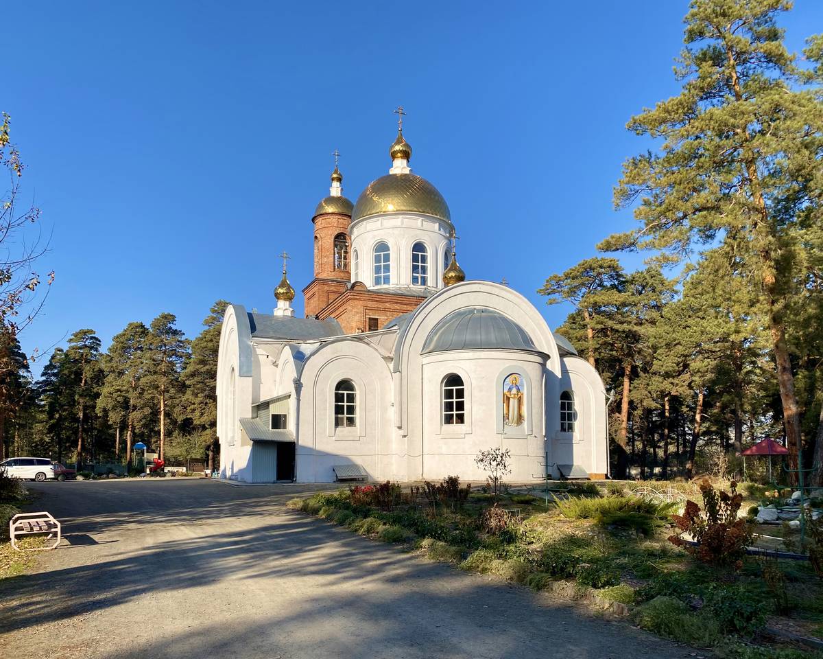 Вид от входа в монастырь , фасады. Макарьево-Покровский монастырь. Собор Покрова Пресвятой Богородицы, Бийск (Бийский район и г. Бийск, Алтайский край)