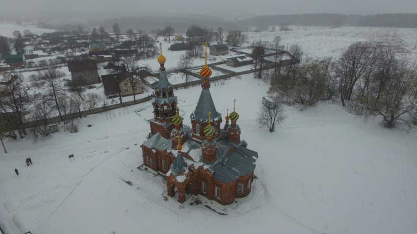 Гололобово. Церковь Рождества Христова. общий вид в ландшафте