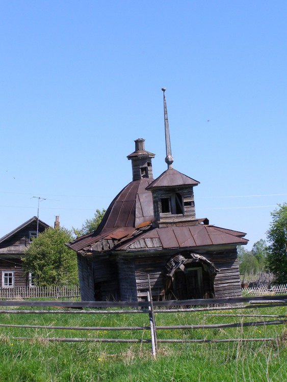 Часовня Введения во храм Пресвятой Богородицы, Нижняя Кичуга (Великоустюгский район, Вологодская область). общий вид в ландшафте