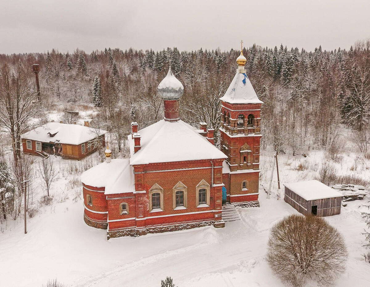 Церковь Покрова Пресвятой Богородицы, Козловка (Окуловский район, Новгородская область). общий вид в ландшафте, аэросъемка