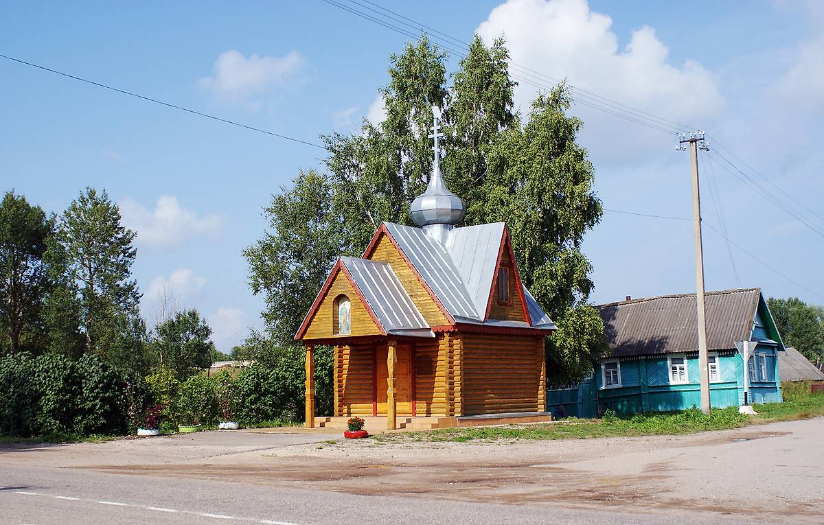 общий вид в ландшафте. Часовня Петра и Павла, Гаврово (Дновский район, Псковская область)