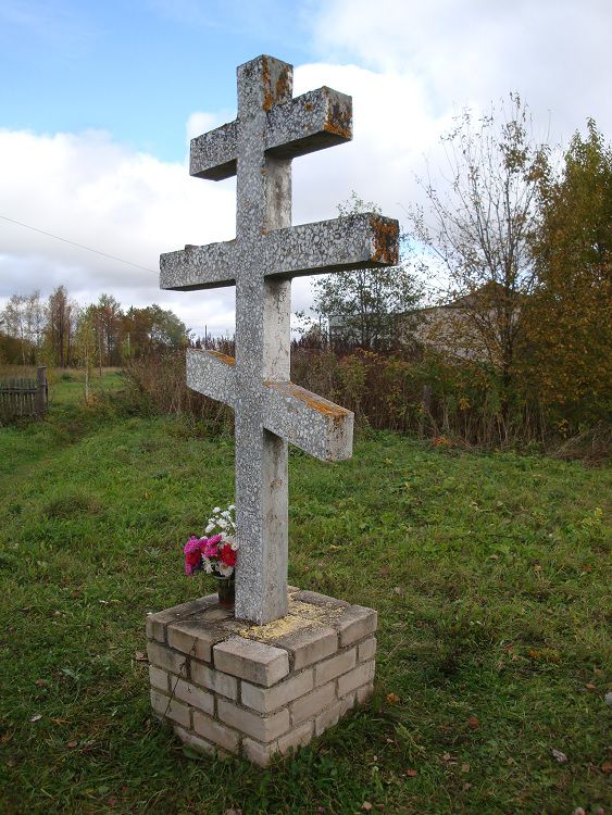 Церковь Флора и Лавра, Фрол (Грязовецкий район, Вологодская область). общий вид в ландшафте, Поклонный крест на месте разрушенной церкви.