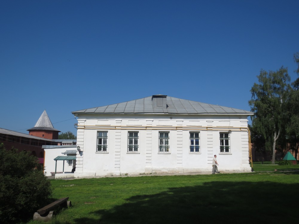 Зарайск. Кремль. Крестильный храм Серафима Саровского. фасады