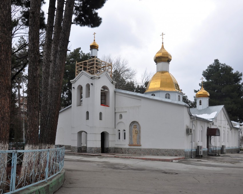 Душанбе. Кафедральный собор Николая Чудотворца. общий вид в ландшафте, вход во храм