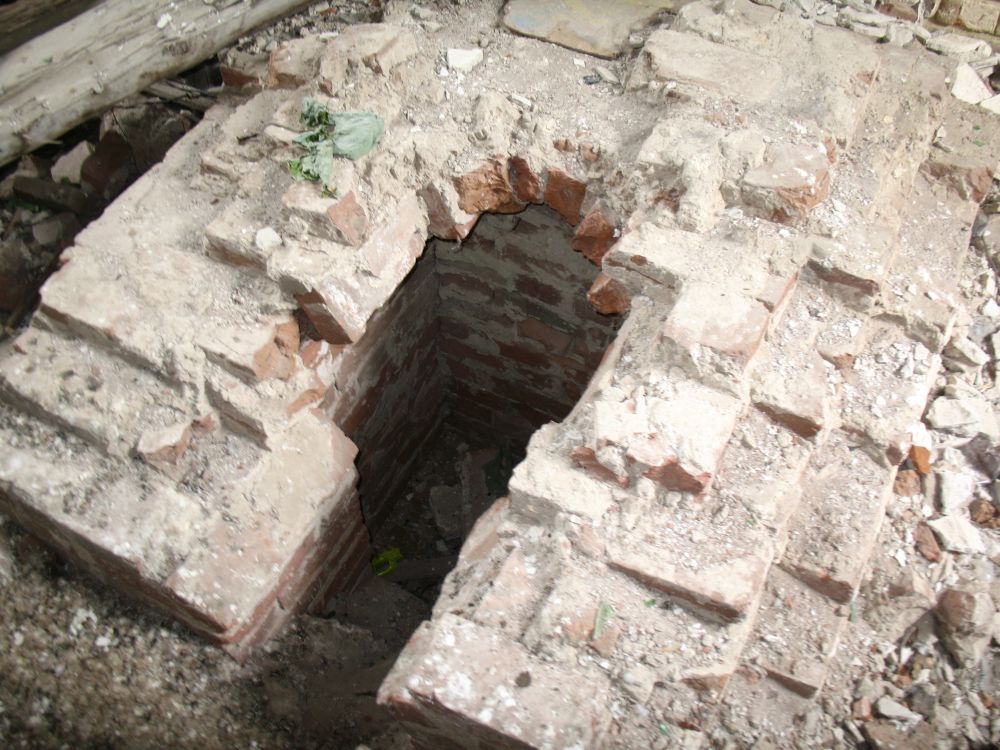 Церковь Николая Чудотворца, Ашлань (Уржумский район, Кировская область). архитектурные детали, основание престола, взломано какими-то идиотами в поисках клада