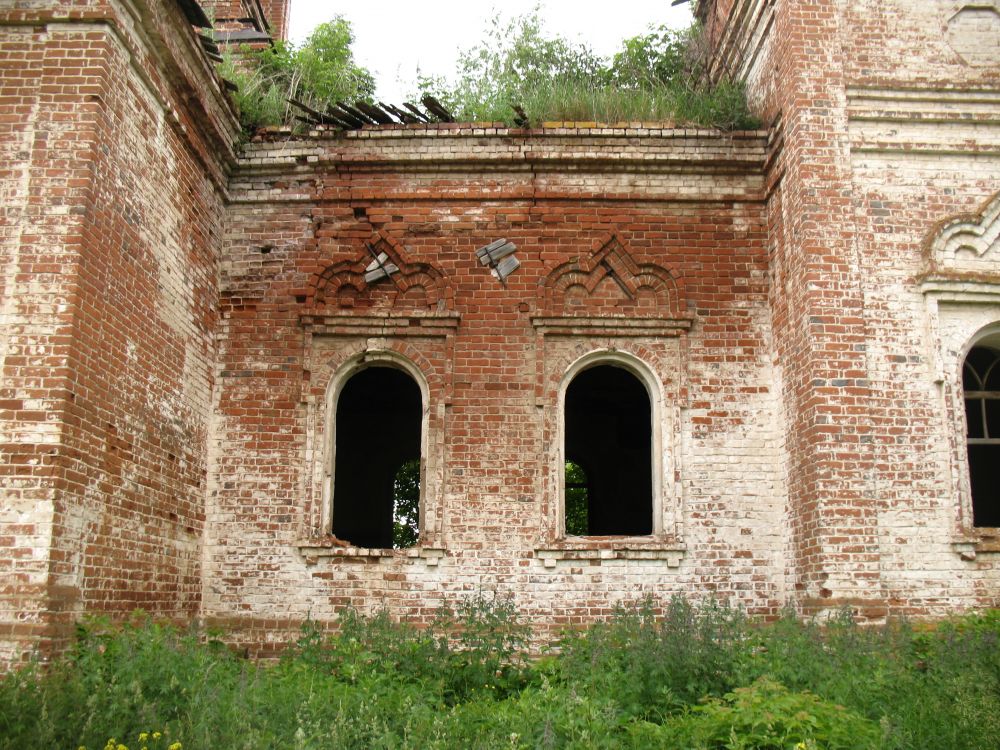 Церковь Николая Чудотворца, Ашлань (Уржумский район, Кировская область). фасады, Судя по поздним стяжкам, свод трапезы дал трещины ещё до революции.