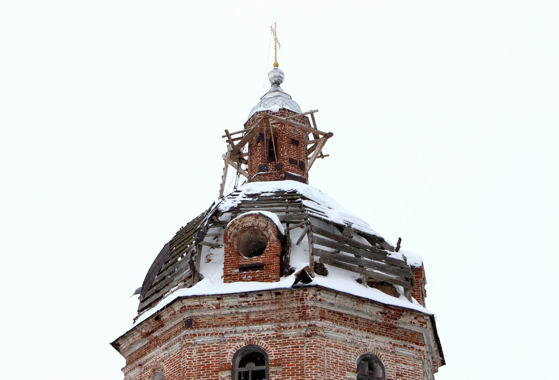 Лопьял. Церковь Троицы Живоначальной. архитектурные детали, В 2016г. на куполе холодного храма был установлен новый крест.