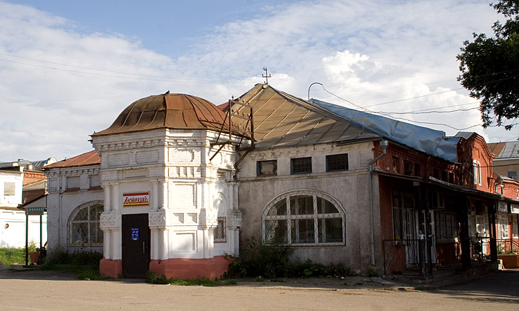Неизвестная часовня при торговых рядах, Кашин (Кашинский городской округ, Тверская область). общий вид в ландшафте