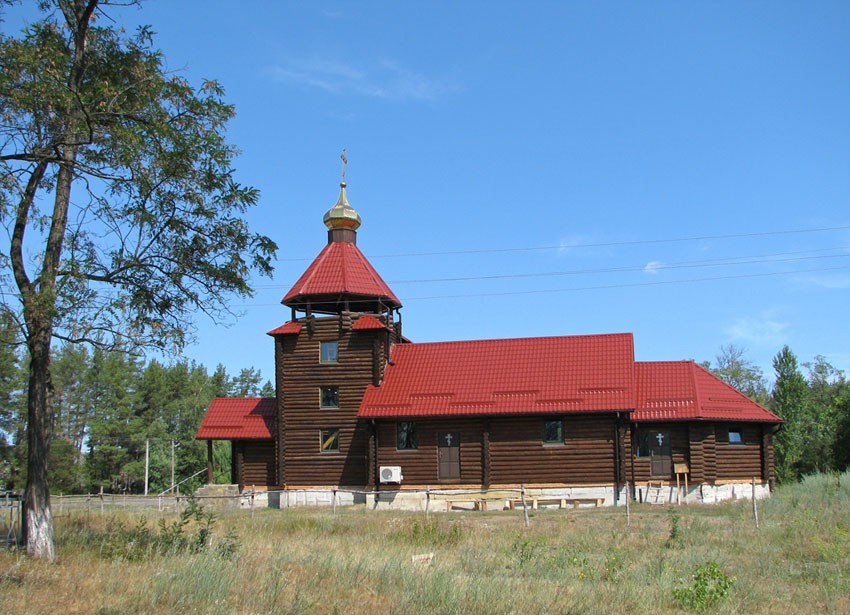 Церковь Покрова Пресвятой Богородицы, Тимченки (Чугуевский район, Украина, Харьковская область). общий вид в ландшафте