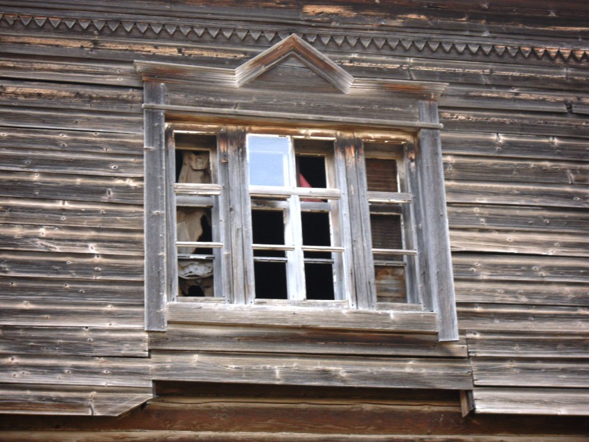 Церковь Покрова Пресвятой Богородицы, Паль (Осинский район, Пермский край). архитектурные детали, сохранившийся наличник окна