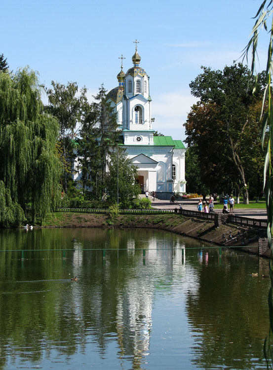 Кафедральный собор Успения Пресвятой Богородицы, Миргород (Миргородский район, Украина, Полтавская область). общий вид в ландшафте, На переднем плане знаменитая 