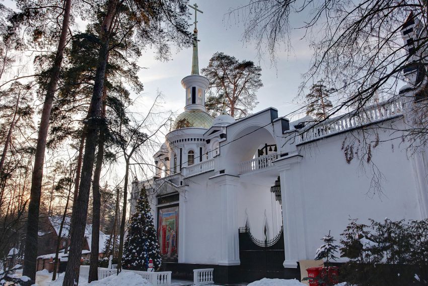 Церковь Вячеслава Чешского, Барвиха, деревня (Одинцовский городской округ и ЗАТО Власиха, Краснознаменск, Московская область). общий вид в ландшафте