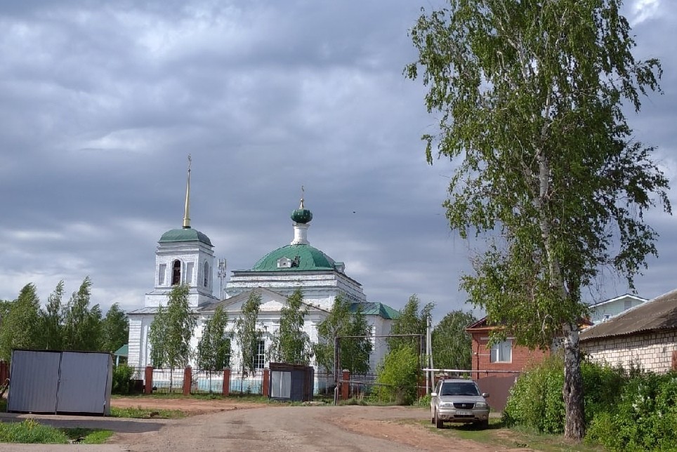 Грахово. Церковь Рождества Христова. общий вид в ландшафте