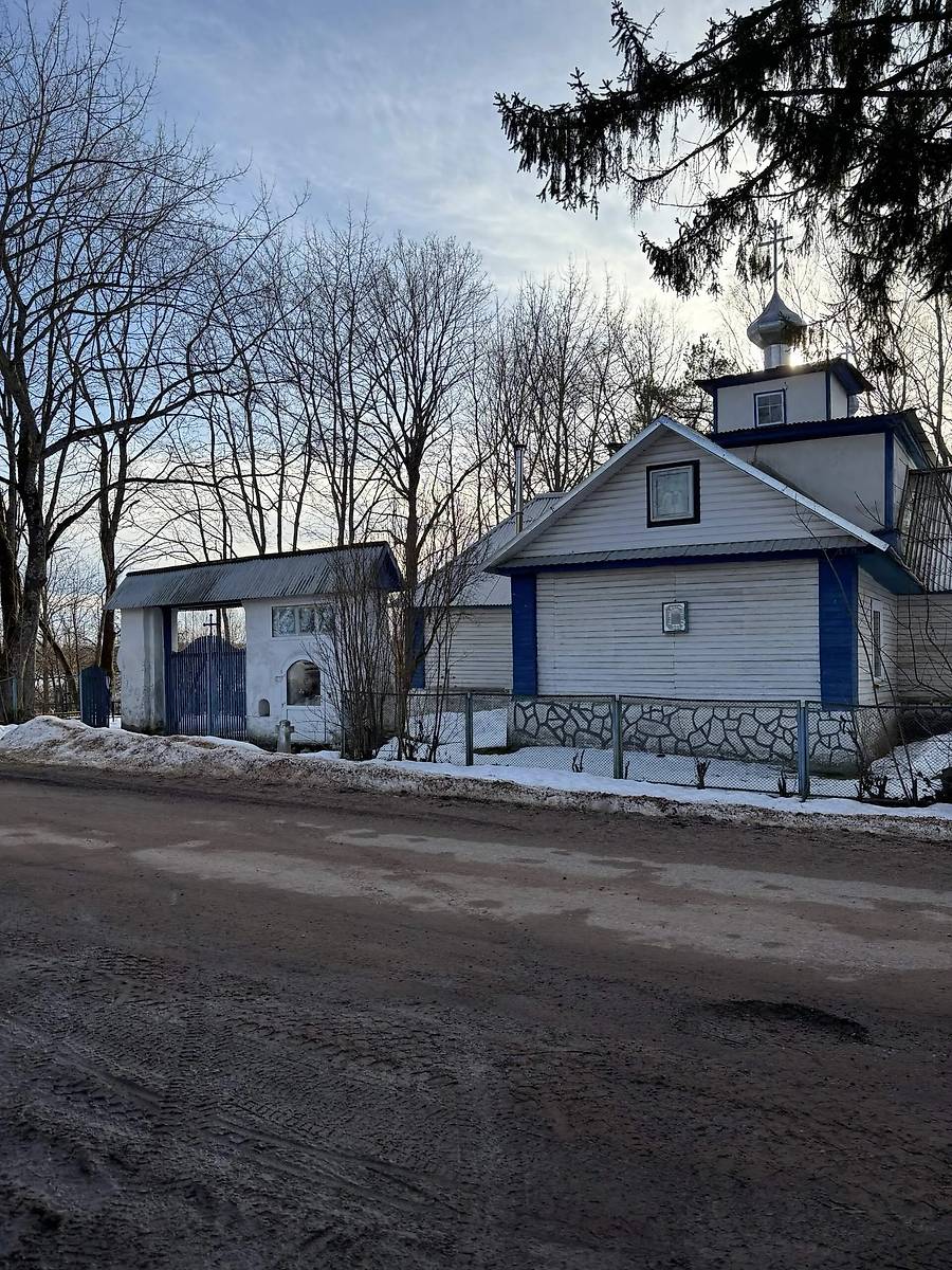 общий вид в ландшафте. Церковь Николая Чудотворца, Плессы (Бежаницкий район, Псковская область)