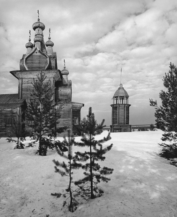 Церковь Николая Чудотворца, Едома (Пинежский район, Архангельская область). фасады, Общий вид церкви и колокольни. На этом снимке крест на центральном куполе вмонтирован фотошопом, реально он отсутствовал, как на других моих фото.